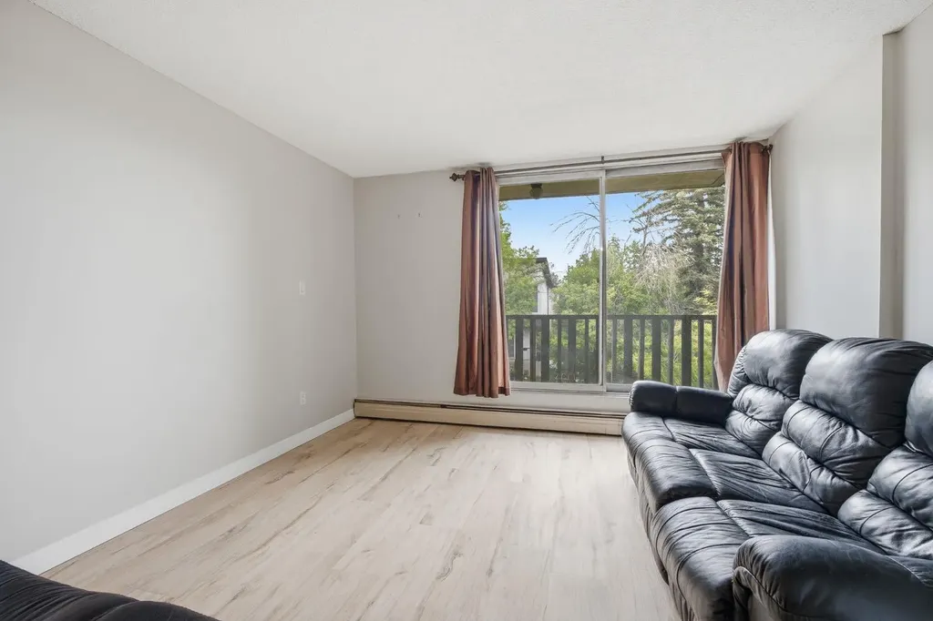 1405 17 Avenue NW Calgary AB T2M0R4