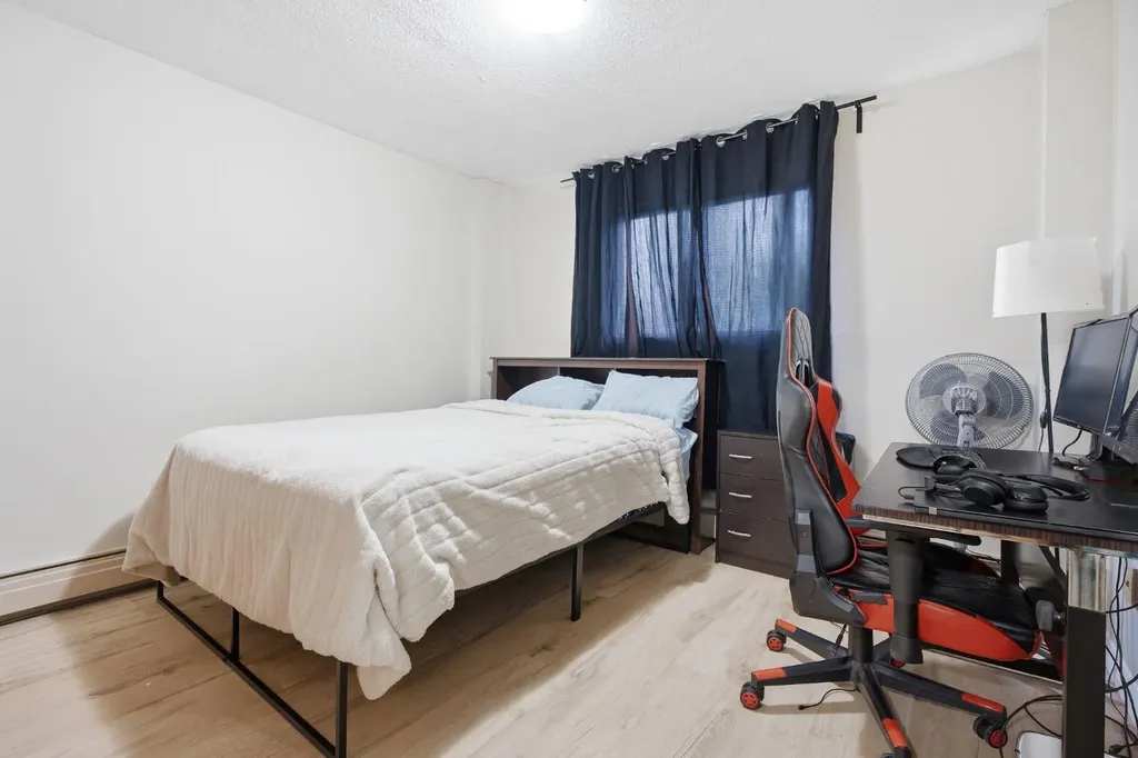 1405 17 Avenue NW Calgary AB T2M0R4