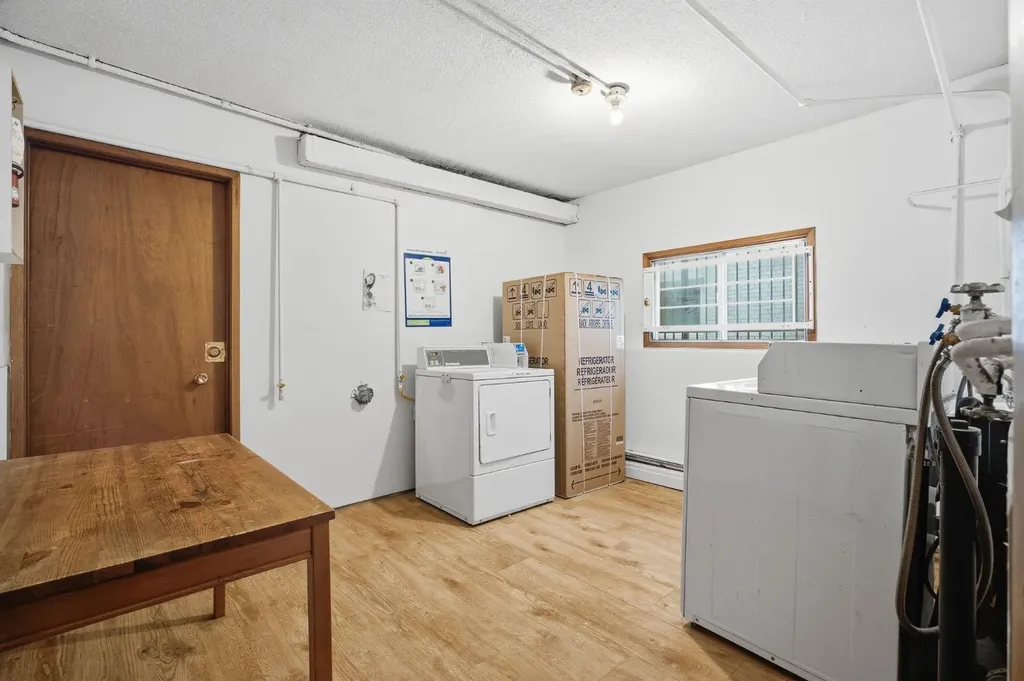 1405 17 Avenue NW Calgary AB T2M0R4