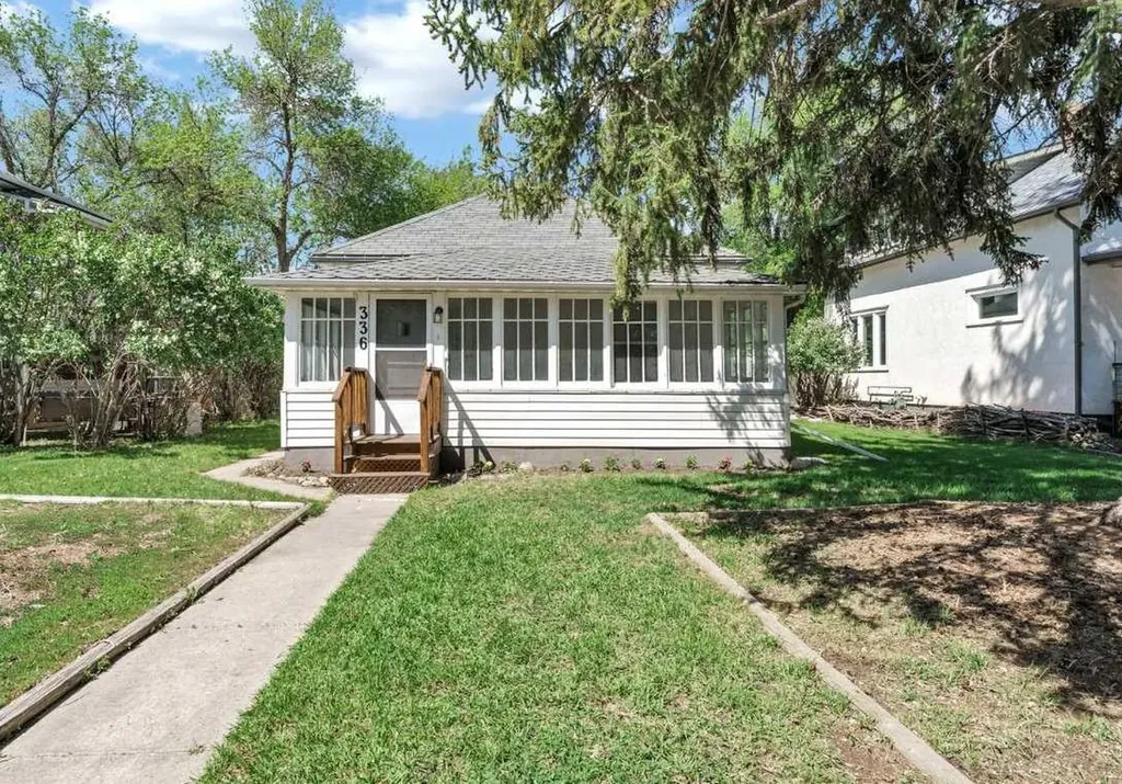 336 7 Street SE Medicine Hat AB T1A 1J7