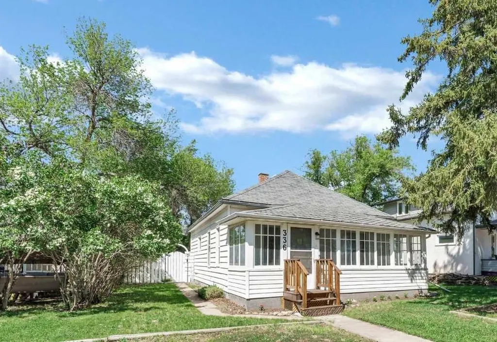 336 7 Street SE Medicine Hat AB T1A 1J7