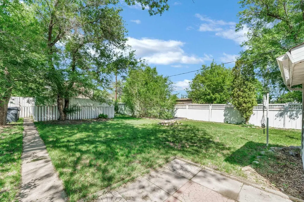 336 7 Street SE Medicine Hat AB T1A 1J7