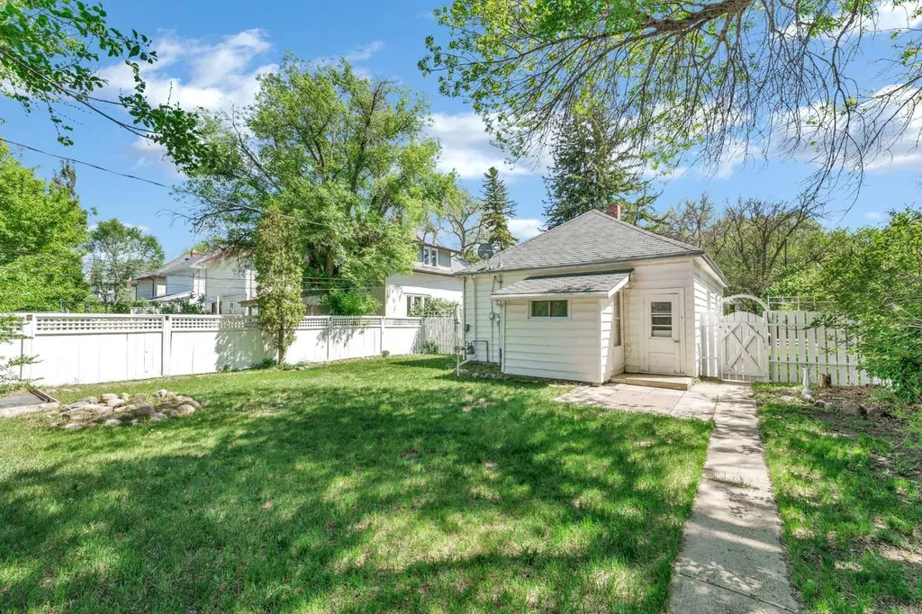 336 7 Street SE Medicine Hat AB T1A 1J7