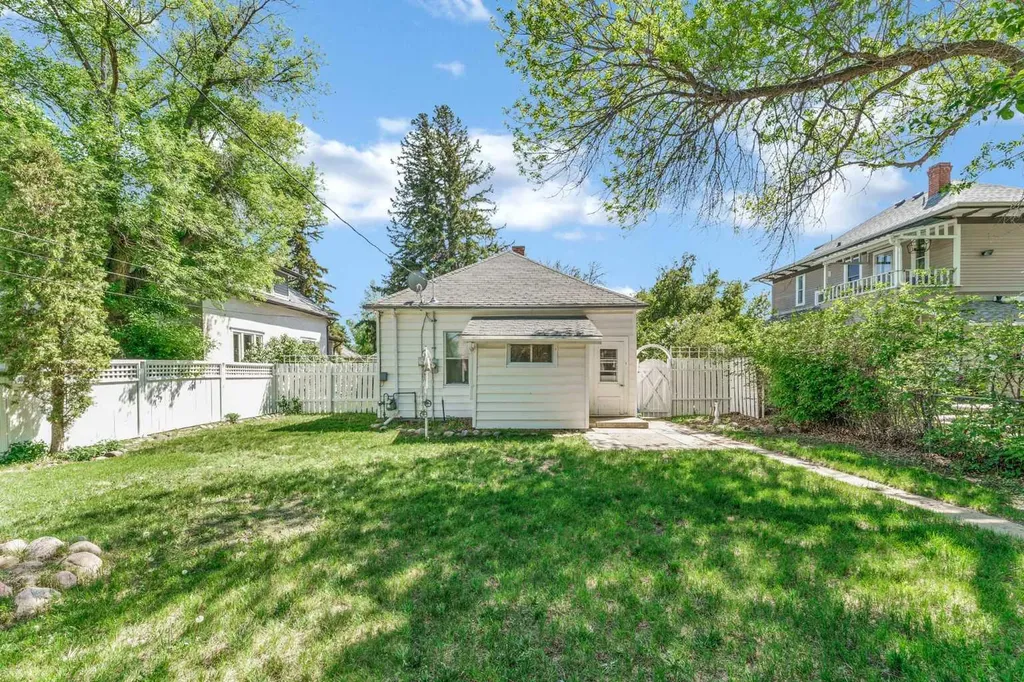 336 7 Street SE Medicine Hat AB T1A 1J7