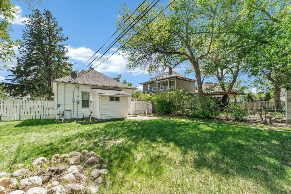 336 7 Street SE Medicine Hat AB T1A 1J7