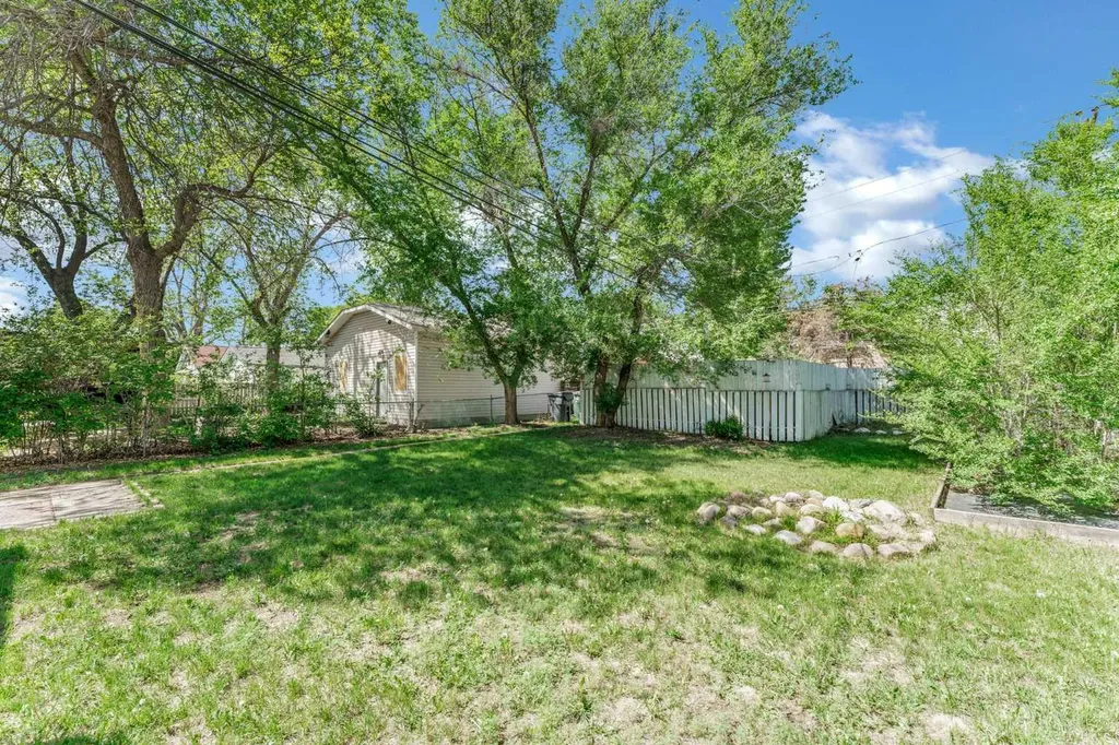 336 7 Street SE Medicine Hat AB T1A 1J7