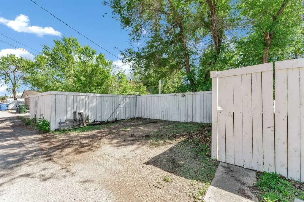 336 7 Street SE Medicine Hat AB T1A 1J7