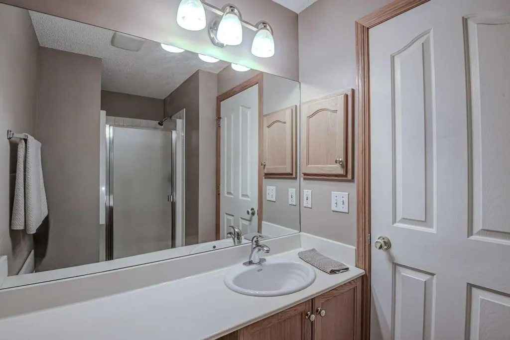1920 14 Avenue NE Calgary AB T2E 8V4
