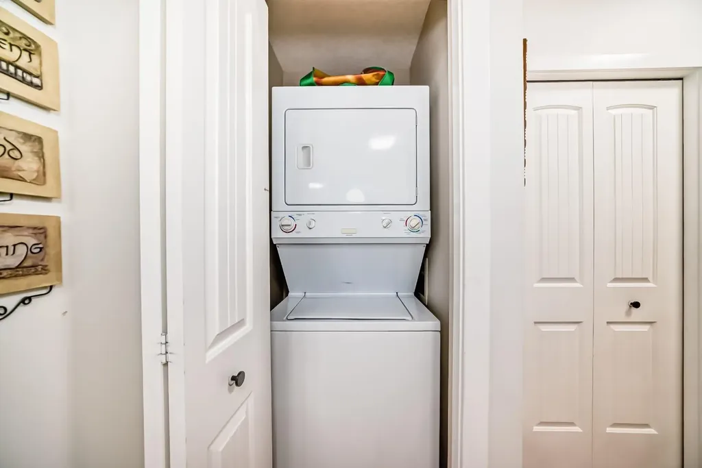 1005B Westmount Drive Strathmore AB T1P 0C3