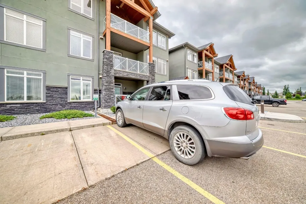 1005B Westmount Drive Strathmore AB T1P 0C3
