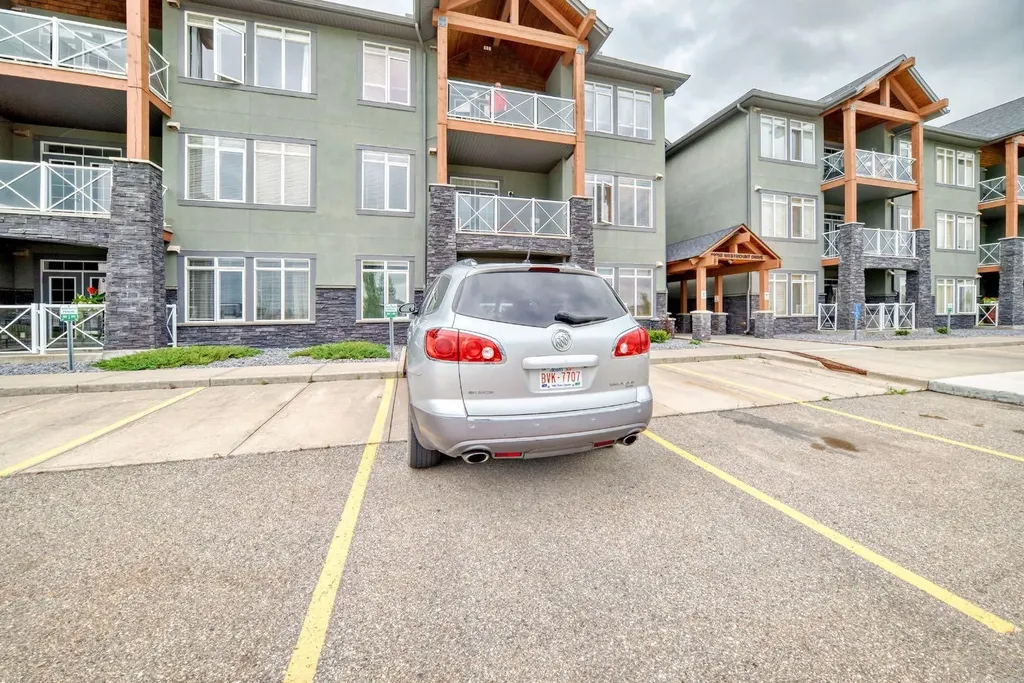 1005B Westmount Drive Strathmore AB T1P 0C3