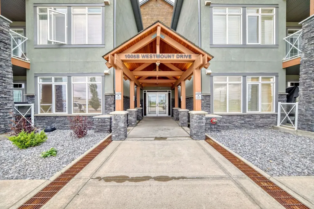 1005B Westmount Drive Strathmore AB T1P 0C3