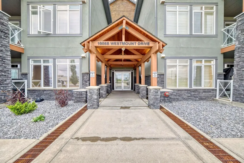 1005B Westmount Drive Strathmore AB T1P 0C3
