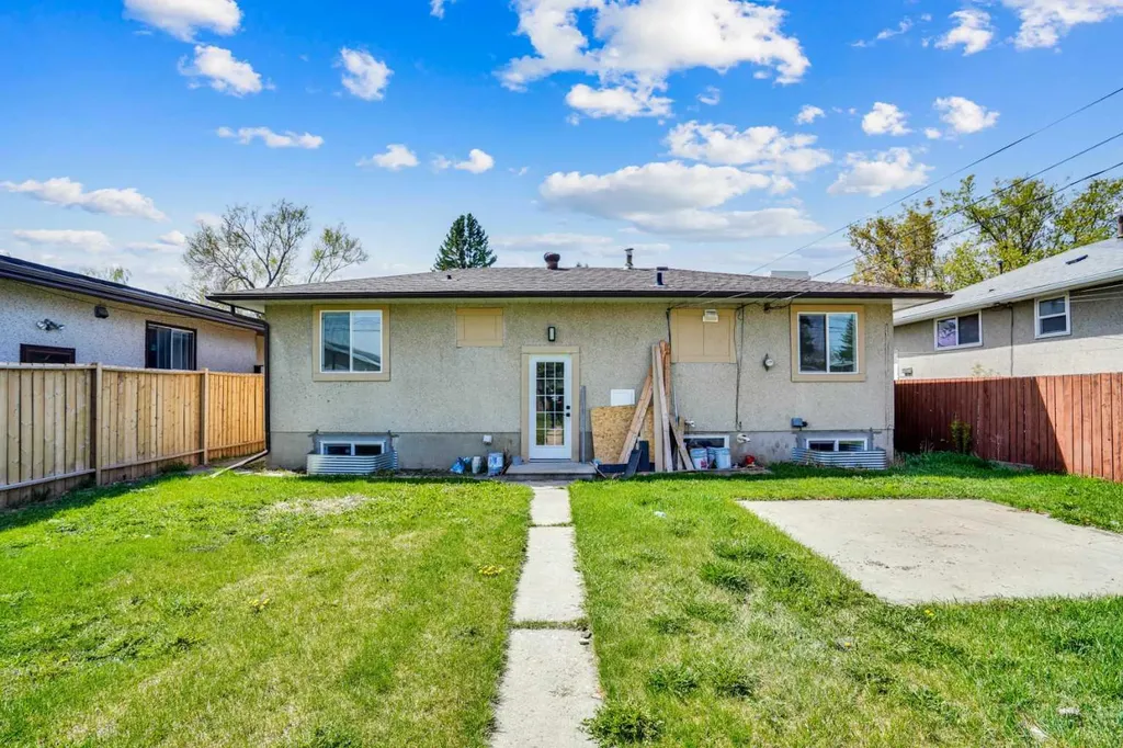 2608 42 Street SE Calgary AB T2B 1G7