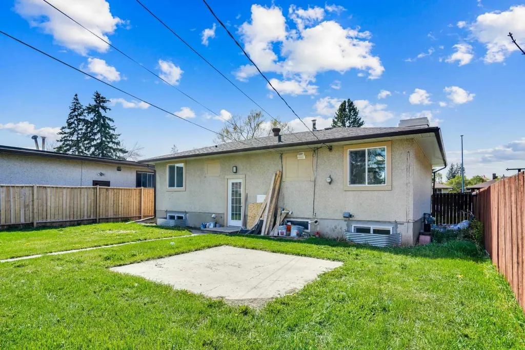 2608 42 Street SE Calgary AB T2B 1G7