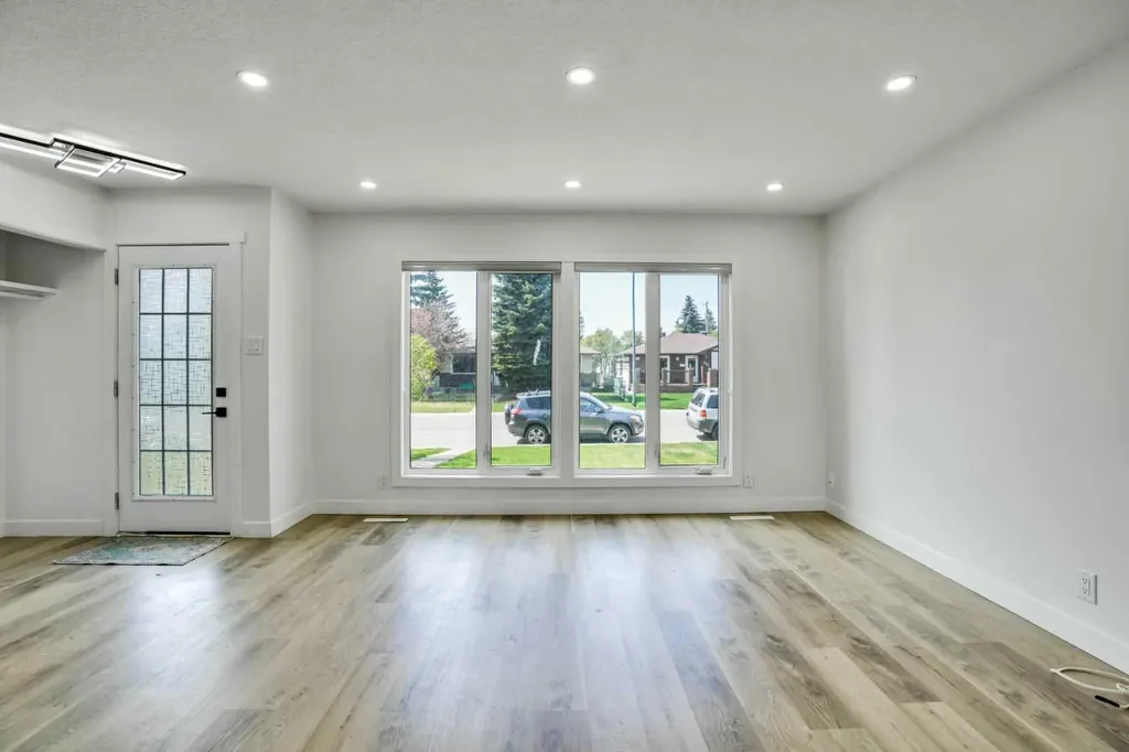 2608 42 Street SE Calgary AB T2B 1G7