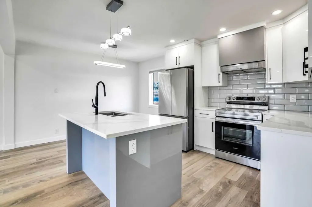 2608 42 Street SE Calgary AB T2B 1G7