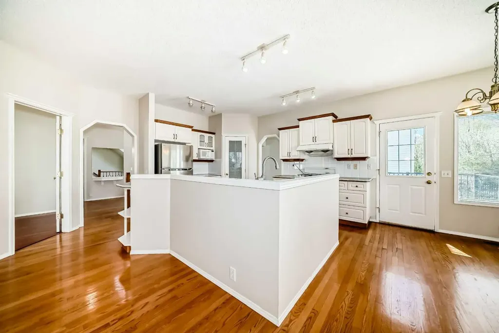 68 Scenic View Close NW Calgary AB T3L 1Z7