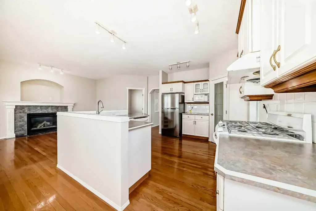 68 Scenic View Close NW Calgary AB T3L 1Z7