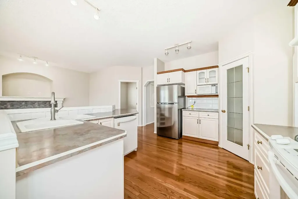 68 Scenic View Close NW Calgary AB T3L 1Z7