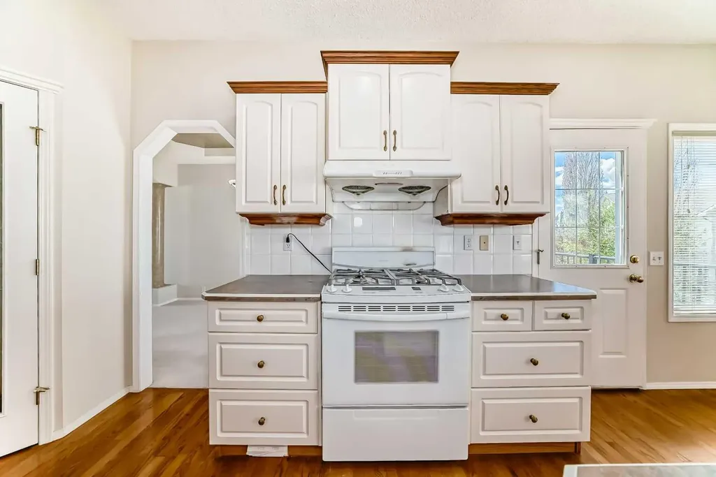 68 Scenic View Close NW Calgary AB T3L 1Z7