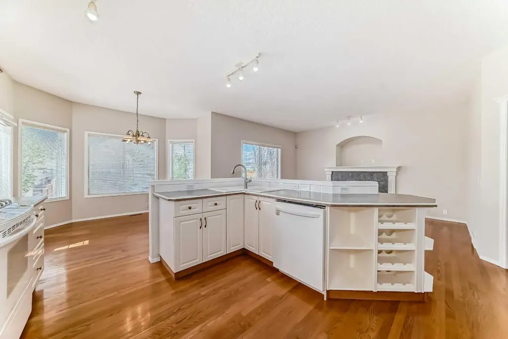 68 Scenic View Close NW Calgary AB T3L 1Z7