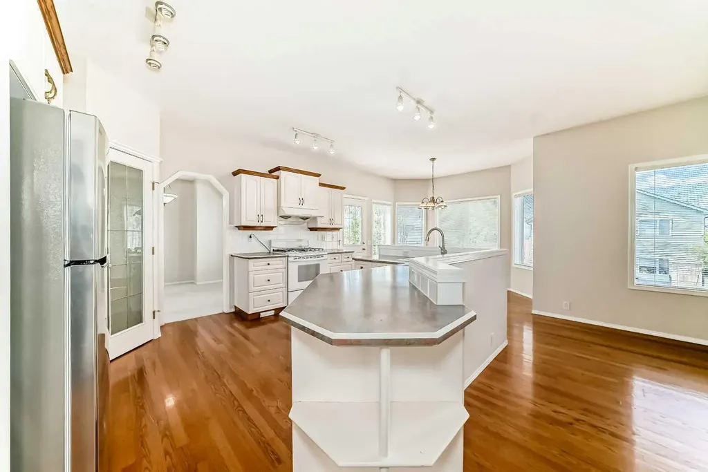68 Scenic View Close NW Calgary AB T3L 1Z7