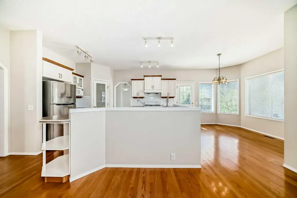 68 Scenic View Close NW Calgary AB T3L 1Z7
