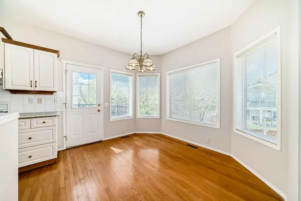 68 Scenic View Close NW Calgary AB T3L 1Z7