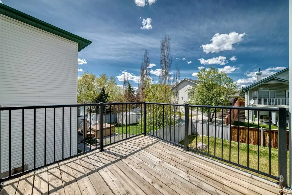 68 Scenic View Close NW Calgary AB T3L 1Z7