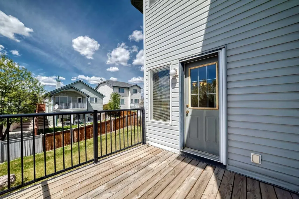 68 Scenic View Close NW Calgary AB T3L 1Z7