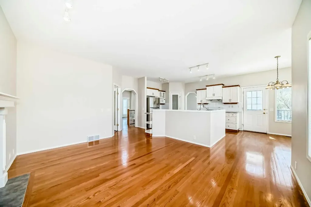 68 Scenic View Close NW Calgary AB T3L 1Z7
