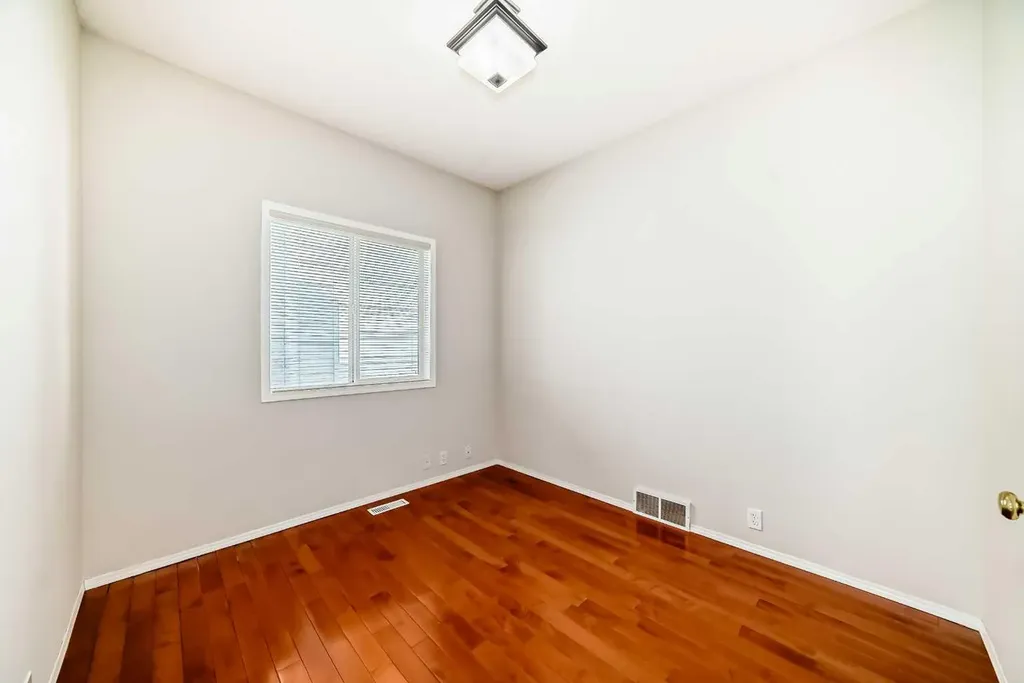 68 Scenic View Close NW Calgary AB T3L 1Z7