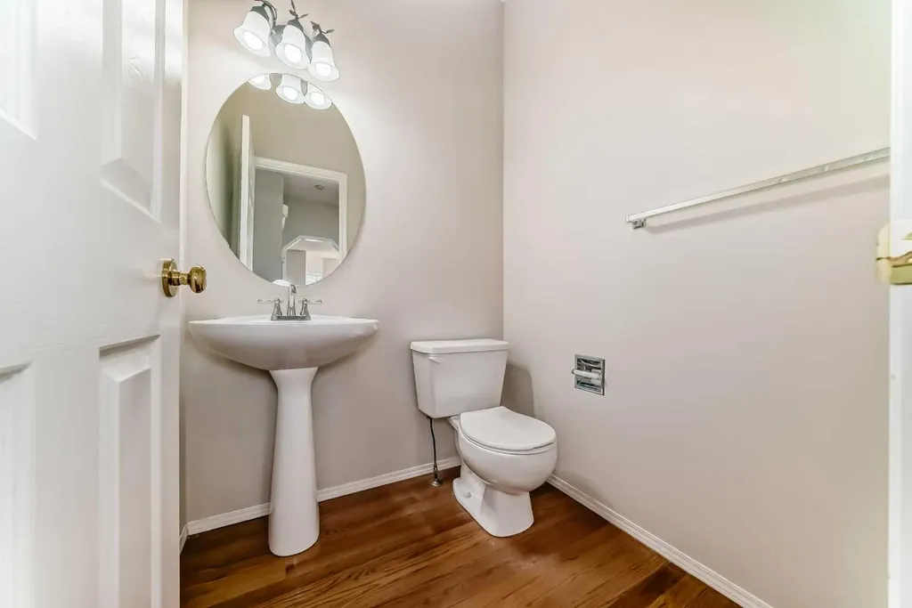 68 Scenic View Close NW Calgary AB T3L 1Z7