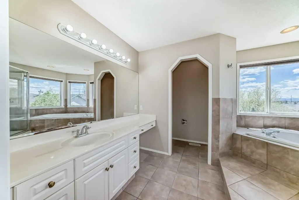 68 Scenic View Close NW Calgary AB T3L 1Z7