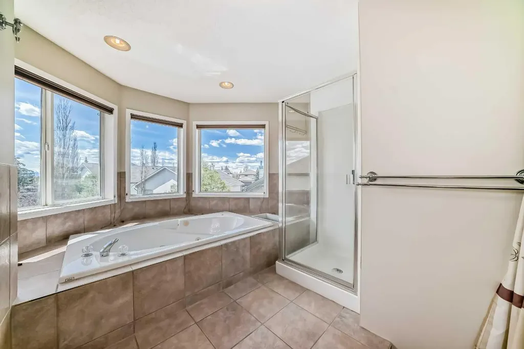 68 Scenic View Close NW Calgary AB T3L 1Z7