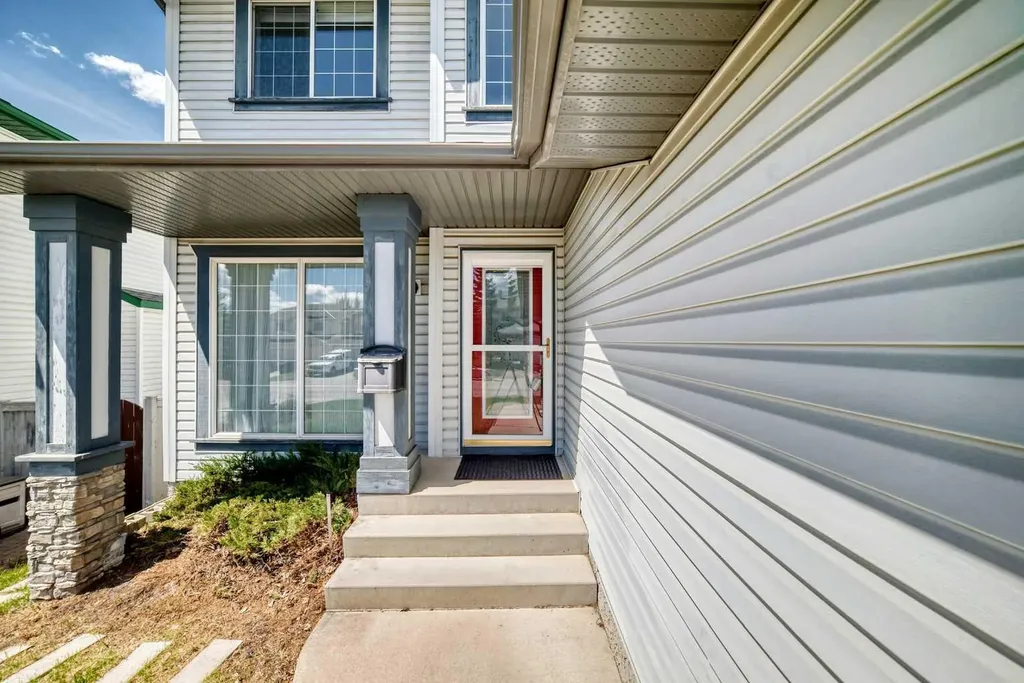 68 Scenic View Close NW Calgary AB T3L 1Z7