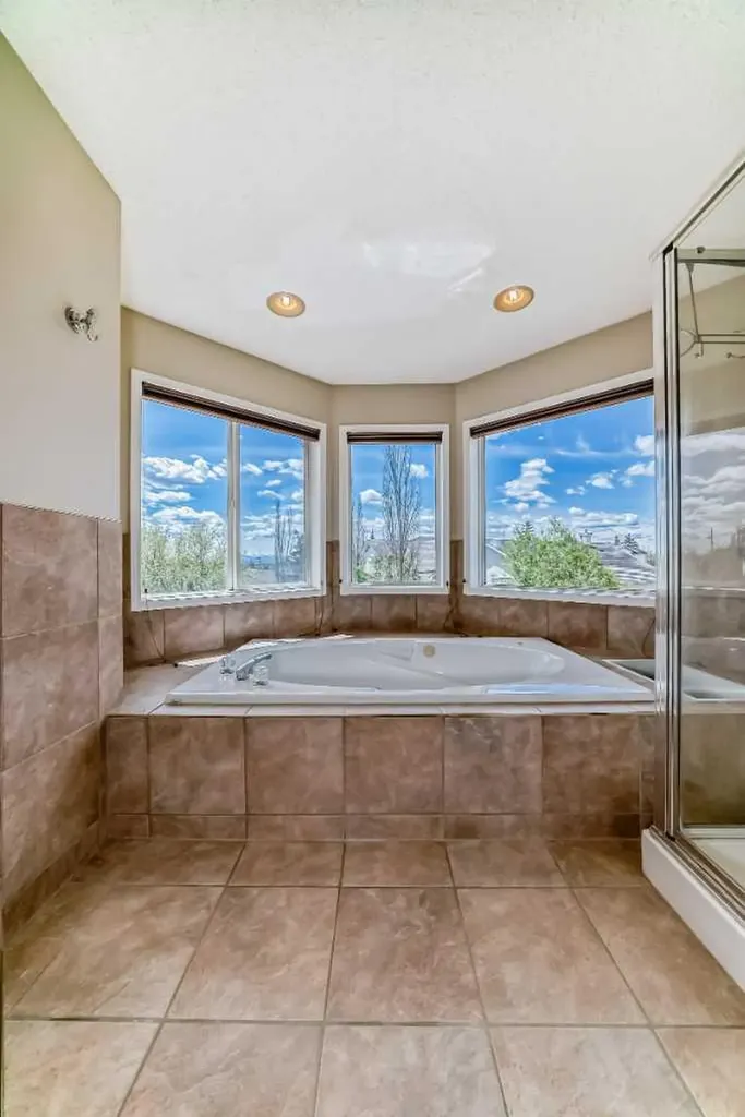 68 Scenic View Close NW Calgary AB T3L 1Z7