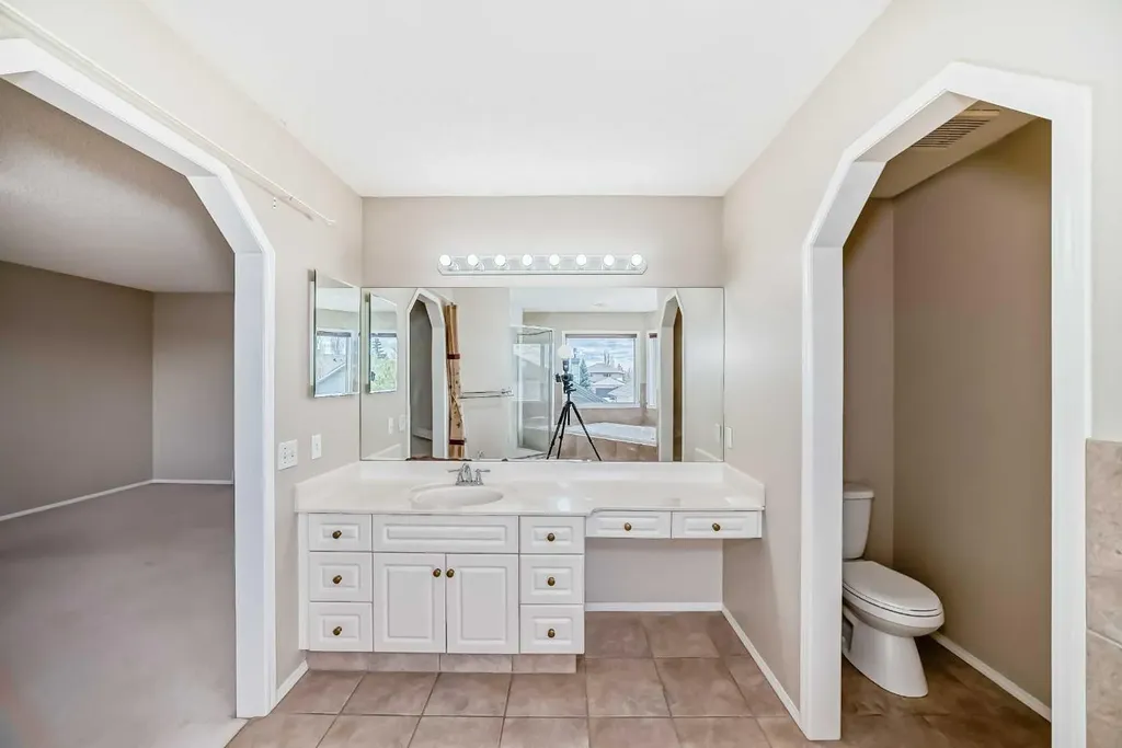 68 Scenic View Close NW Calgary AB T3L 1Z7
