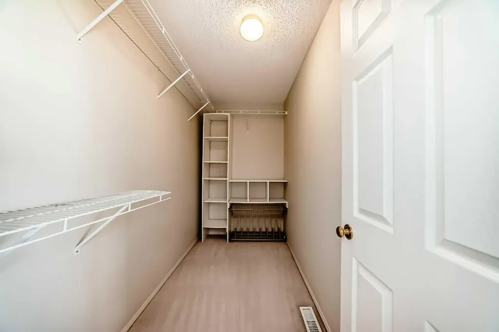 68 Scenic View Close NW Calgary AB T3L 1Z7