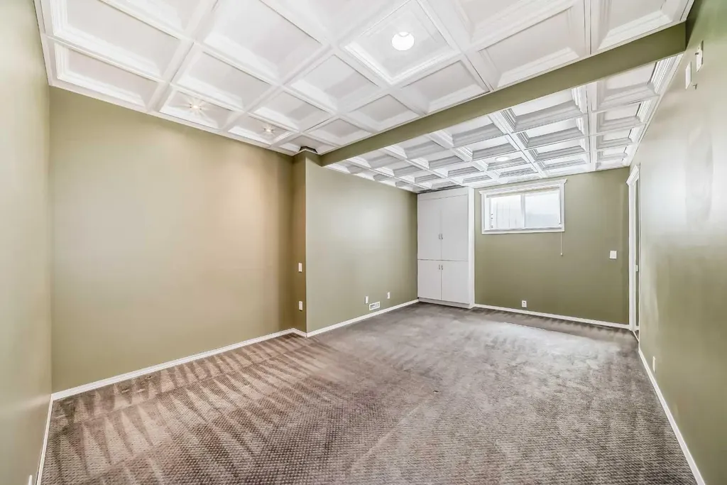 68 Scenic View Close NW Calgary AB T3L 1Z7
