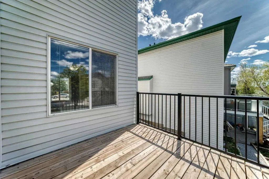 68 Scenic View Close NW Calgary AB T3L 1Z7