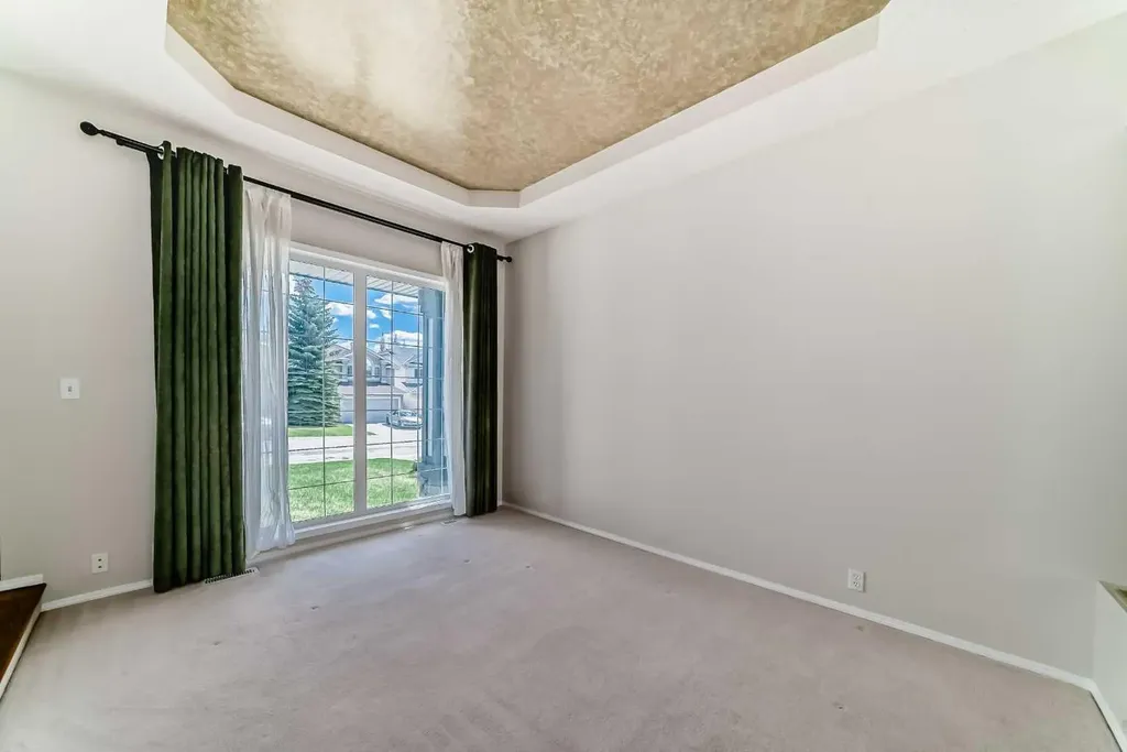 68 Scenic View Close NW Calgary AB T3L 1Z7