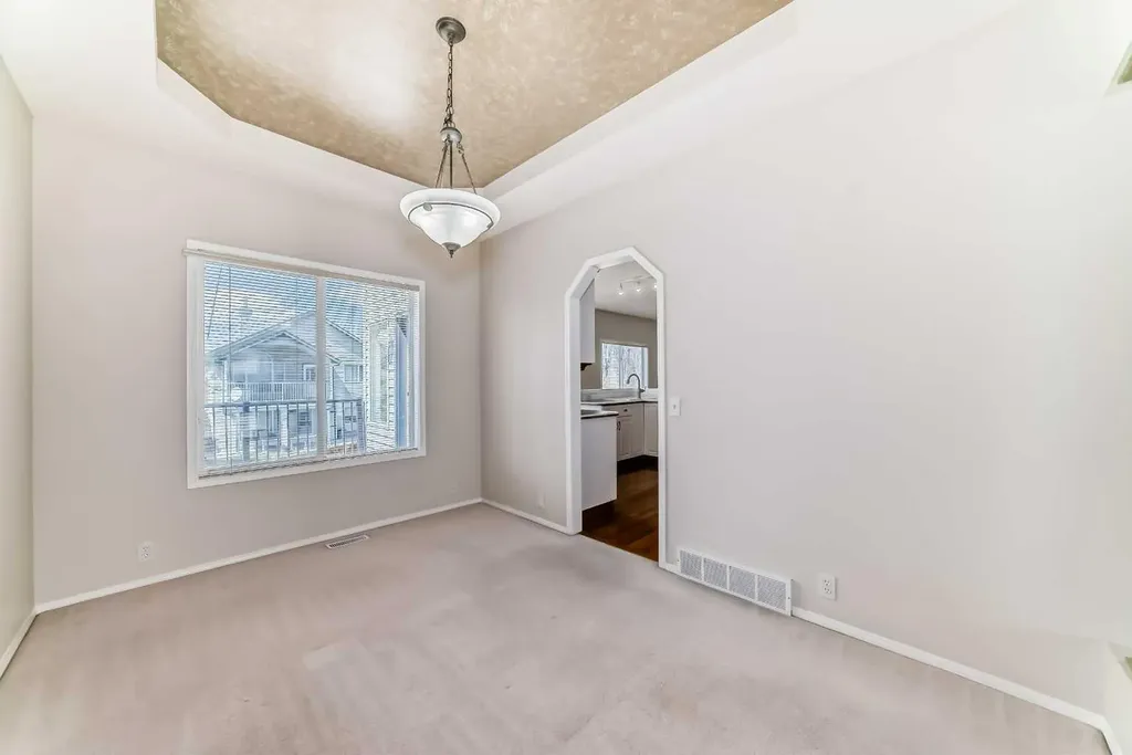 68 Scenic View Close NW Calgary AB T3L 1Z7