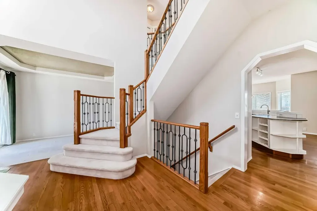 68 Scenic View Close NW Calgary AB T3L 1Z7