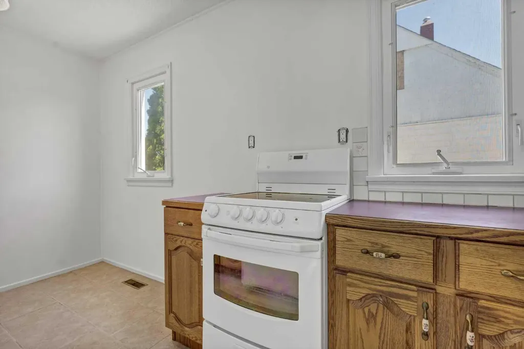 119 10 Street SW Medicine Hat AB T1A4R1