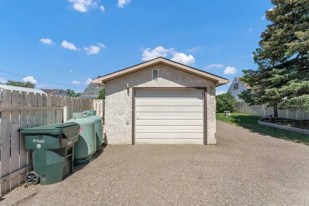 119 10 Street SW Medicine Hat AB T1A4R1