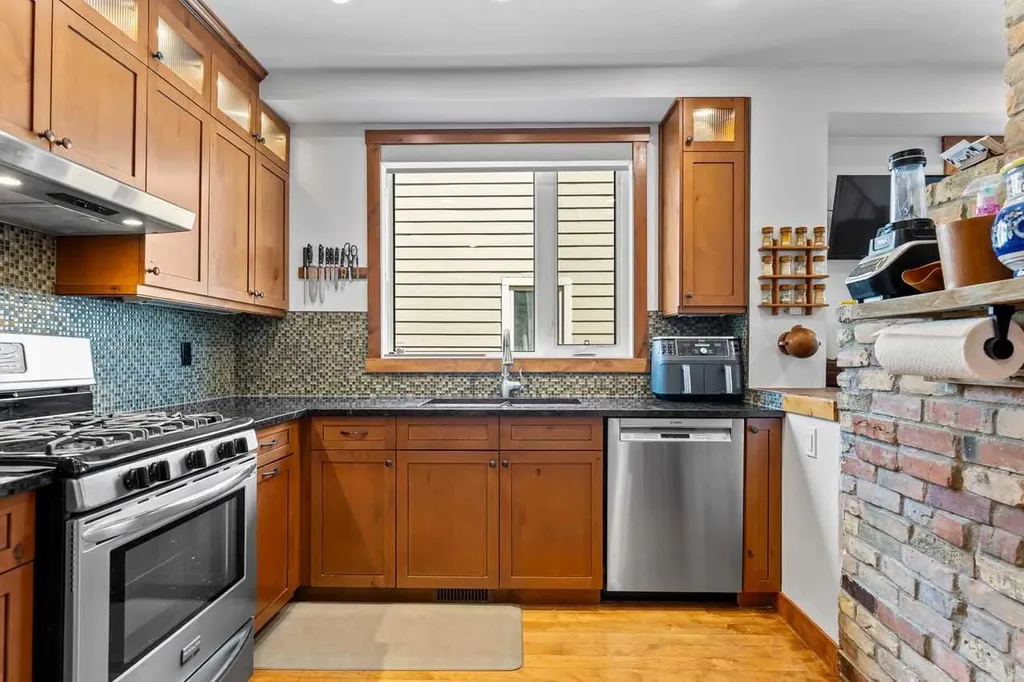 726 Memorial Drive NW Calgary AB T2N 3C7