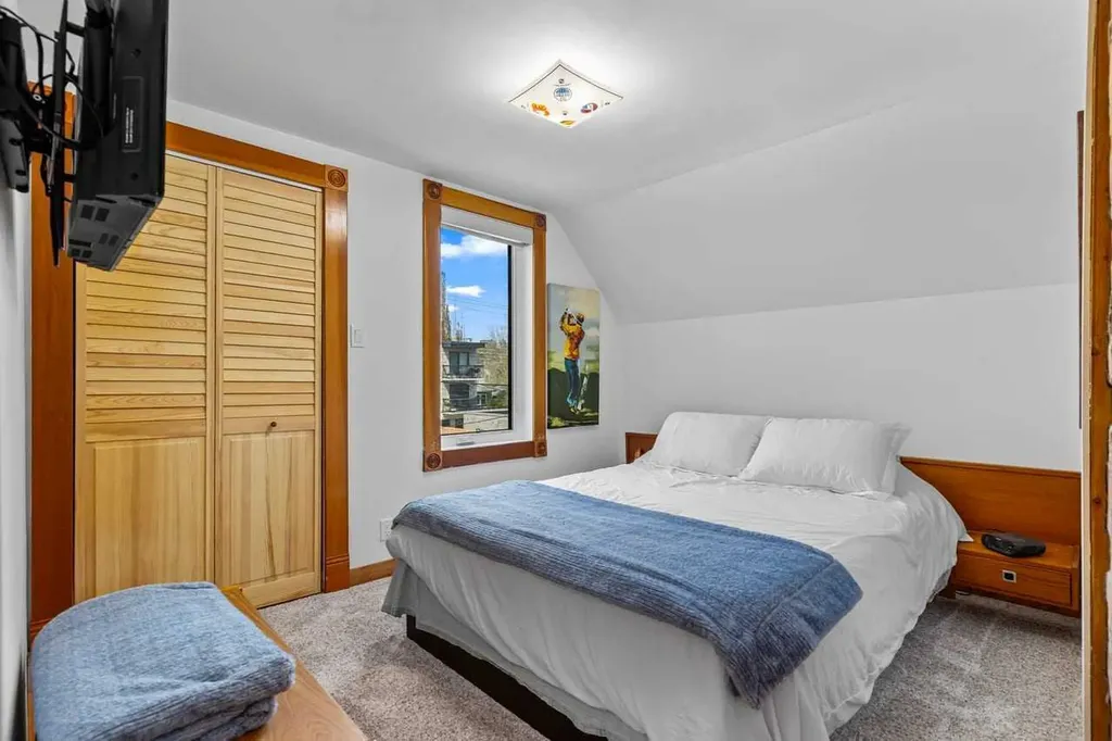 726 Memorial Drive NW Calgary AB T2N 3C7