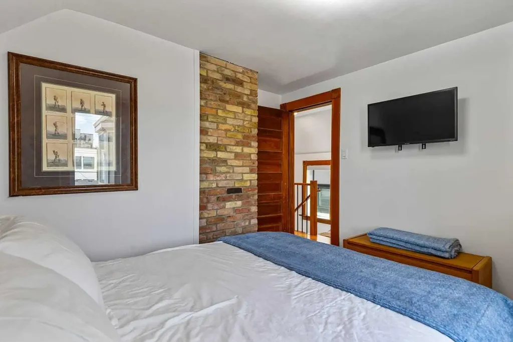 726 Memorial Drive NW Calgary AB T2N 3C7